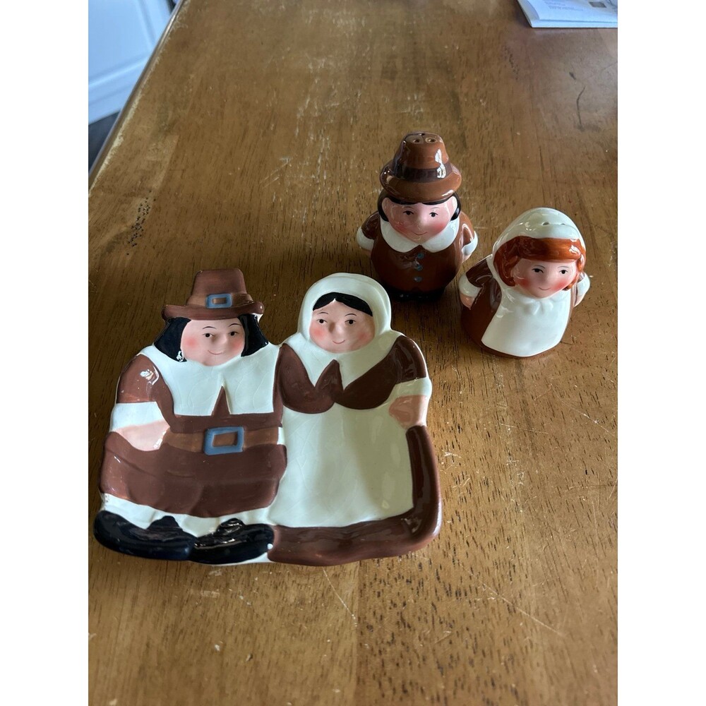 Pilgrim Couple Salt and Pepper Shakers, Spoon rest Thanksgiving Decor